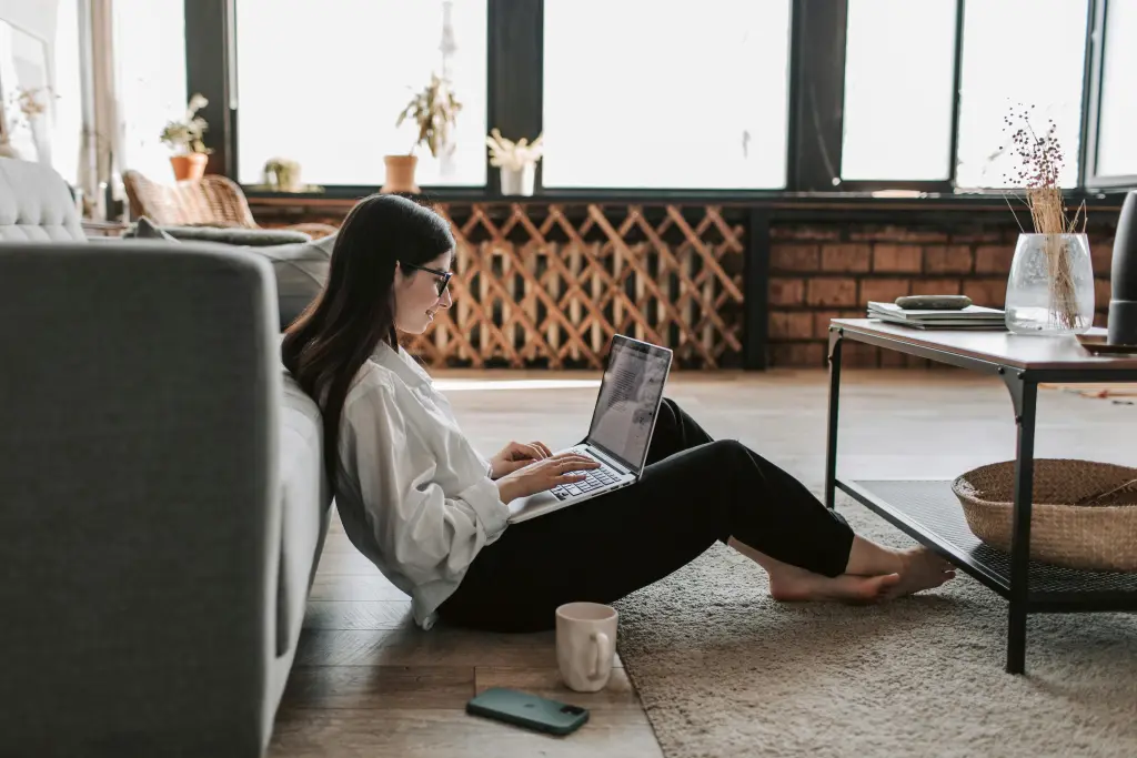 Frau arbeitet im homeoffice mit fokus auf fuehren im team und remote arbeit