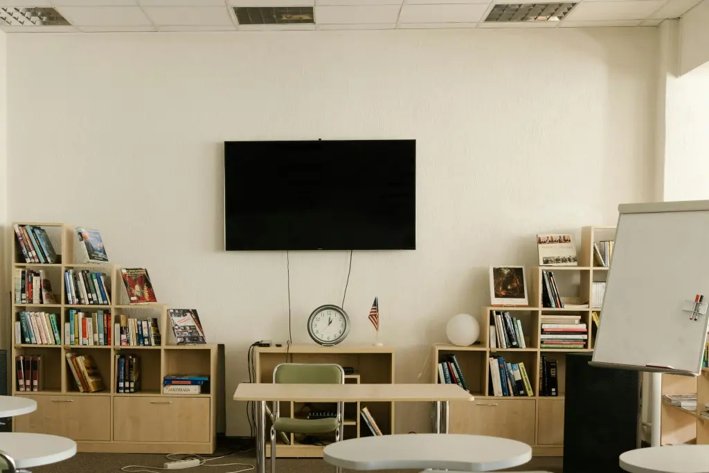 say Hello to Seamless Teaching classroom projector screen