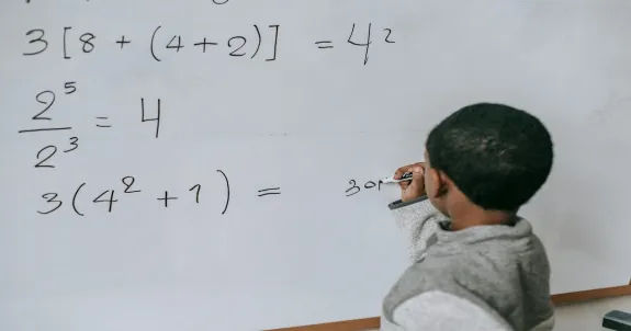 Schüler lernt Mathe