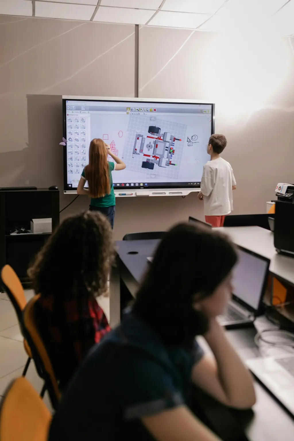 Schueler nutzen smarte whiteboards zum lernen
