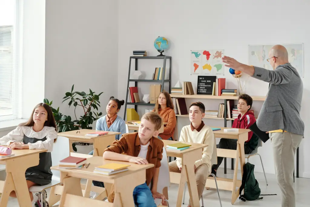 Schueler spielen im klassenraum