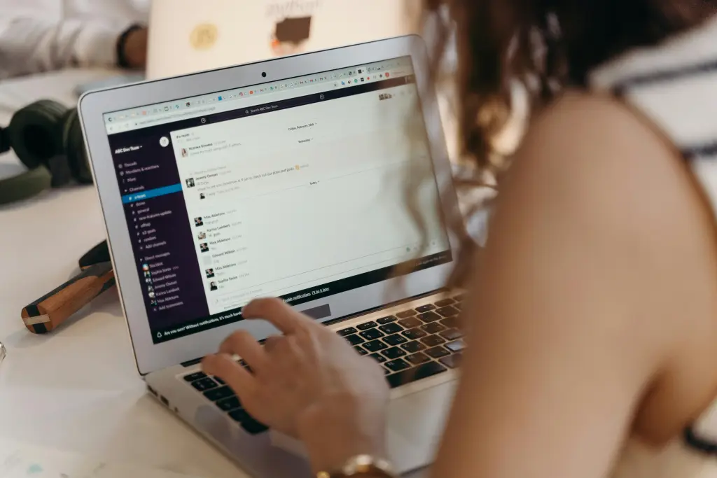 Slack chat am schreibtisch für digitale teamarbeit