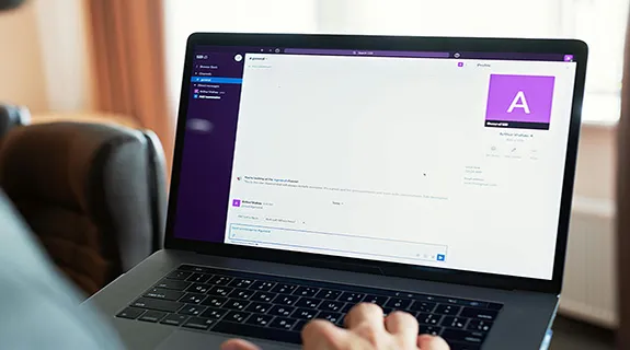 Slack kommunikation am pc im arbeitsalltag