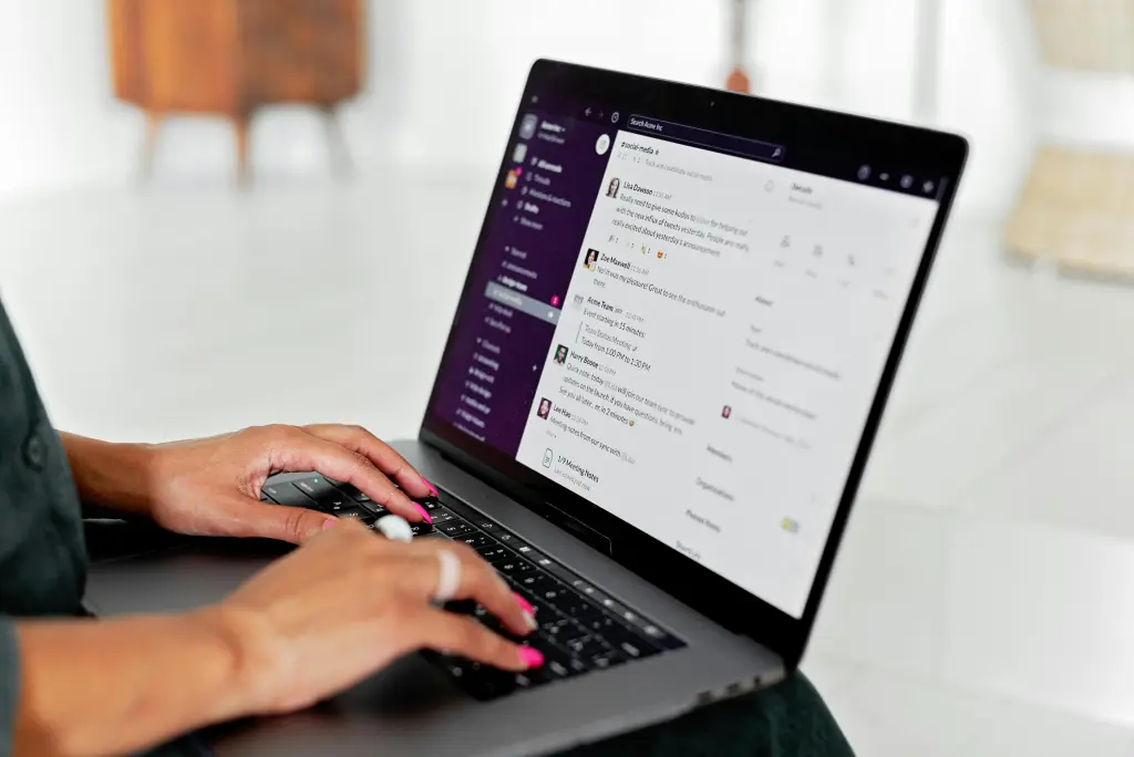 Slack nachrichten am laptop schreiben
