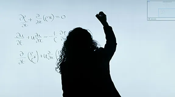 Lehrer nutzt smart board interactive whiteboard im klassenzimmer