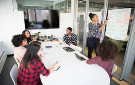 Digitales meeting mit smart board kaufen im einsatz