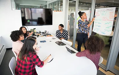 Digitales meeting mit smart board kaufen im einsatz