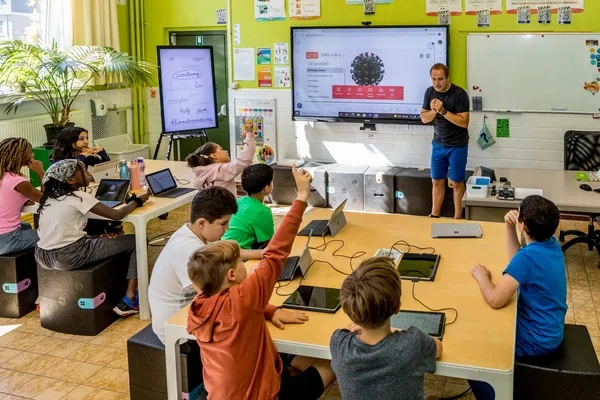 Moderne digitale Tafel Schule im hybriden Unterricht mit Präsentation und Integration