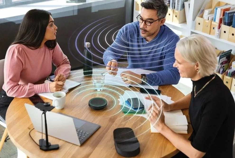 Web会議でスピーカーフォンを使用する様子