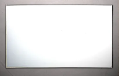壁に静電気型ホワイトボードが貼れている