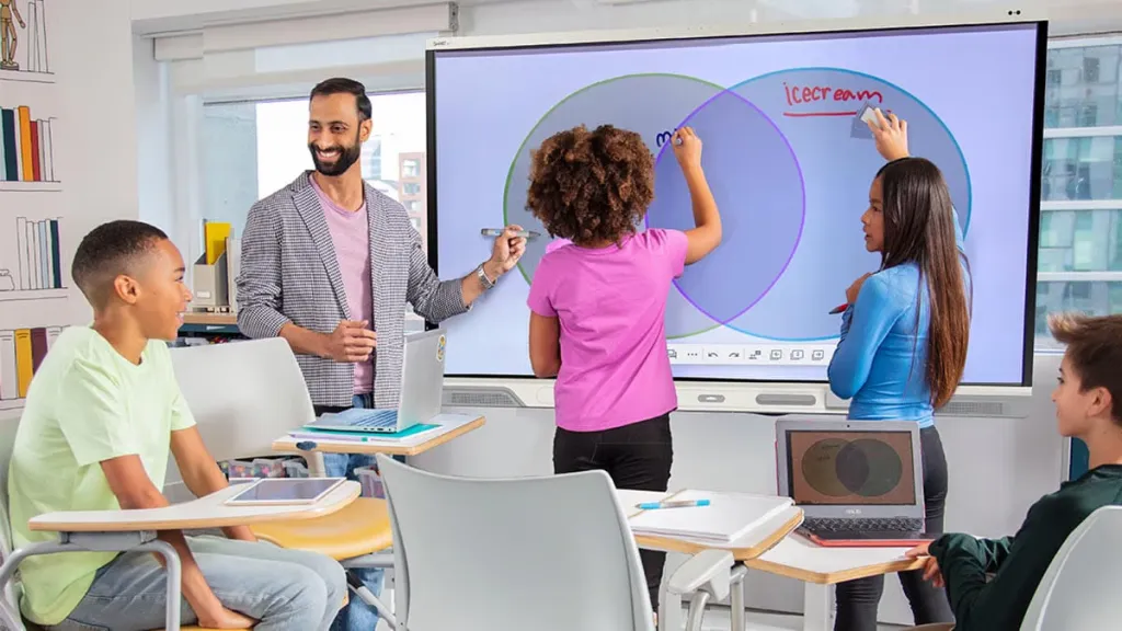 Smartboard im Unterricht mit Schülern – digitale Tafel Schule im Einsatz