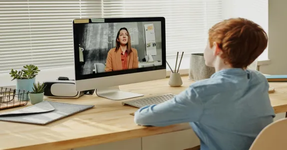 Studierende lernen virtuelles klassenzimmer zu hause