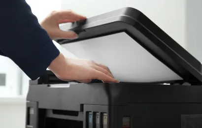 コピー機からコピーボードで印刷された資料を取る