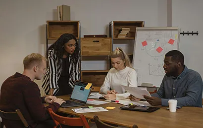 Meeting mit active whiteboard im einsatz