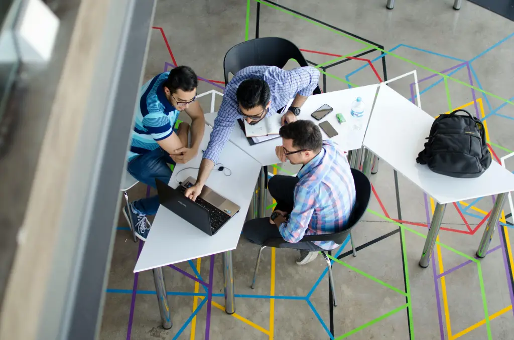 Gruppe im hybrid meeting ohne whiteboard digital