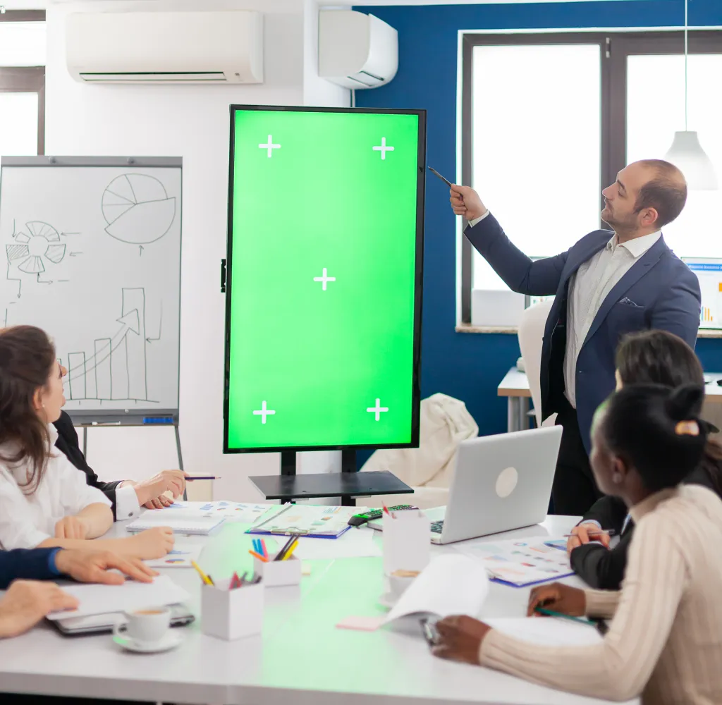 Team nutzt smart whiteboard zu hause