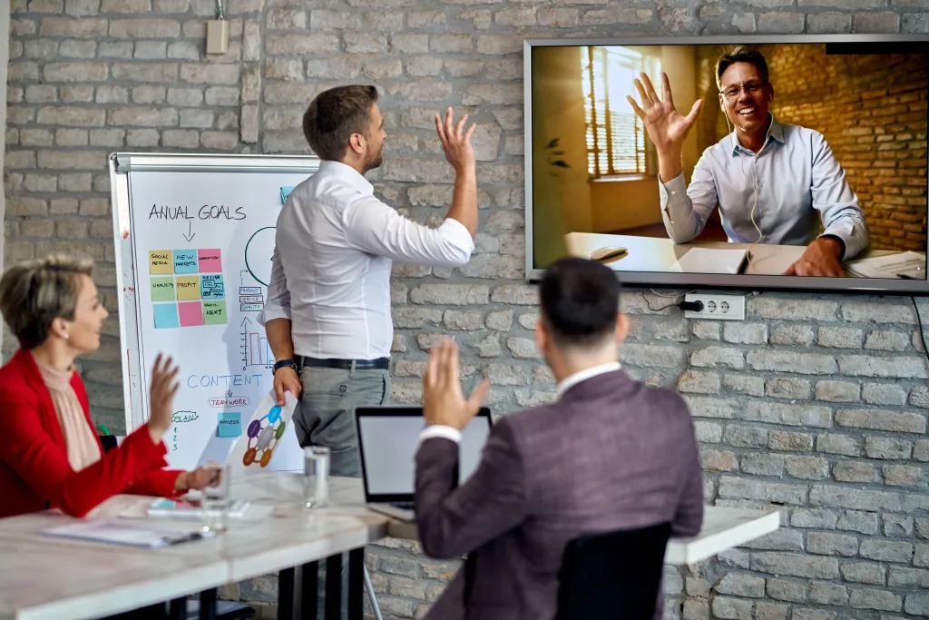 Teambesprechung mit whiteboard board