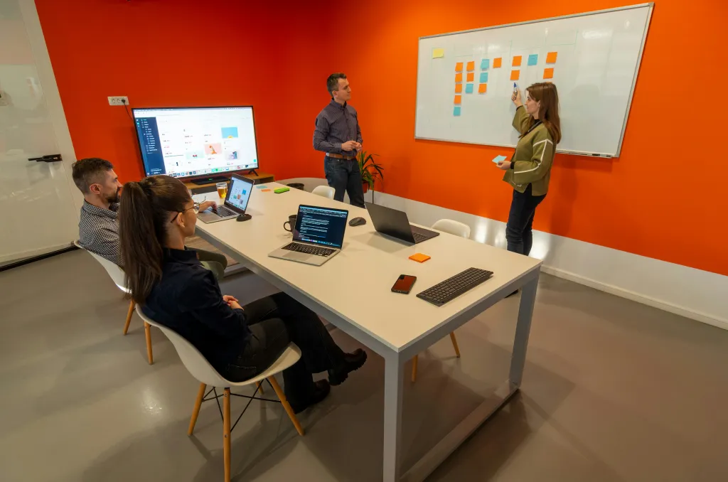 Teams arbeiten mit smarten whiteboards