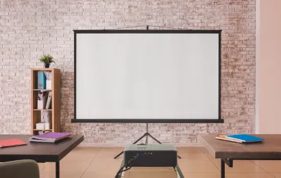 教室には授業用プロジェクターとホワイトボードがある。