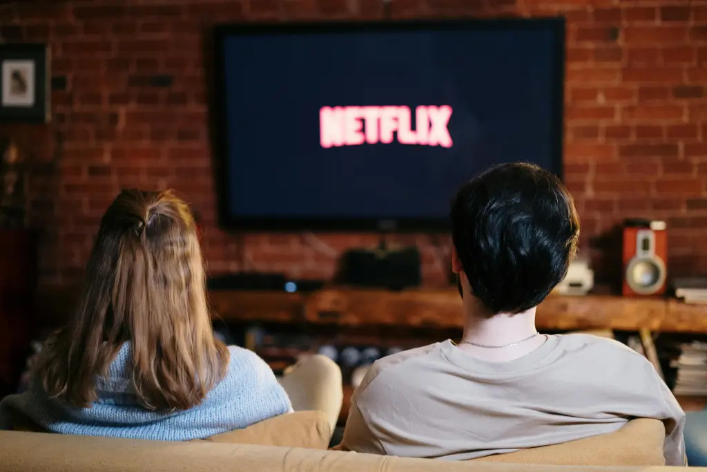 Zwei kinder schauen gemeinsam auf touch television