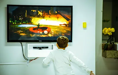 Kind schaut konzentriert auf touchable tv