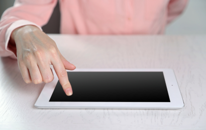 ある人が自分の指で電子ノートタブレットを触っています