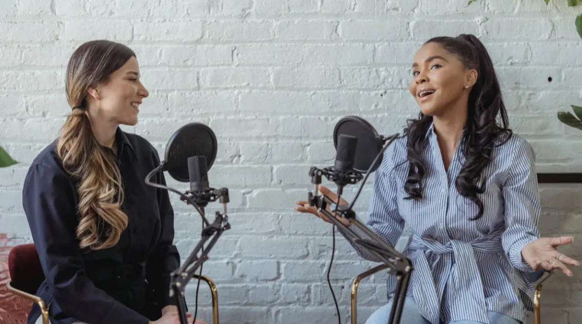 Best Podcast Apps for iPhone in 2025 (Free & Paid Picks) | NearHub Official