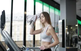 防水ワイヤレスイヤホンを付けて運動している女
