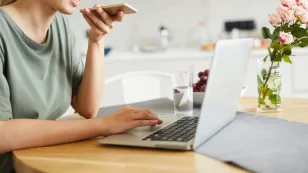 a-women-working-with-talk-to-text-on-android
