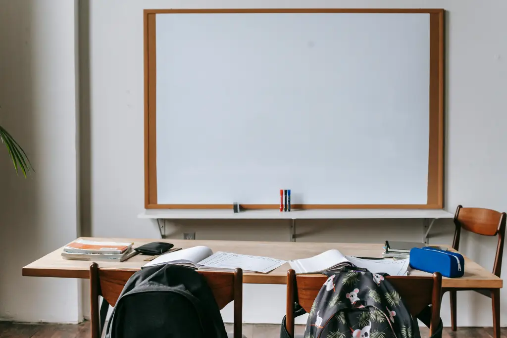 Vor dem schreibtisch befindet sich ein smartes whiteboard