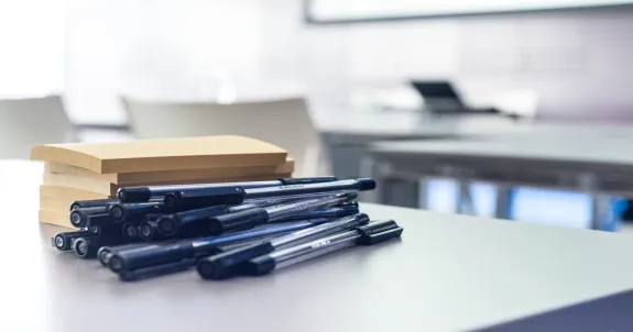 Vor dem smart whiteboard befinden sich stifte