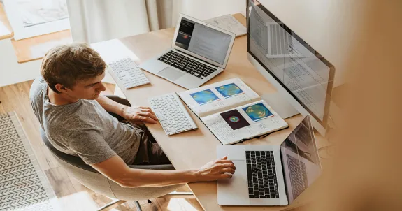 Person arbeitet am laptop mit confluence tool