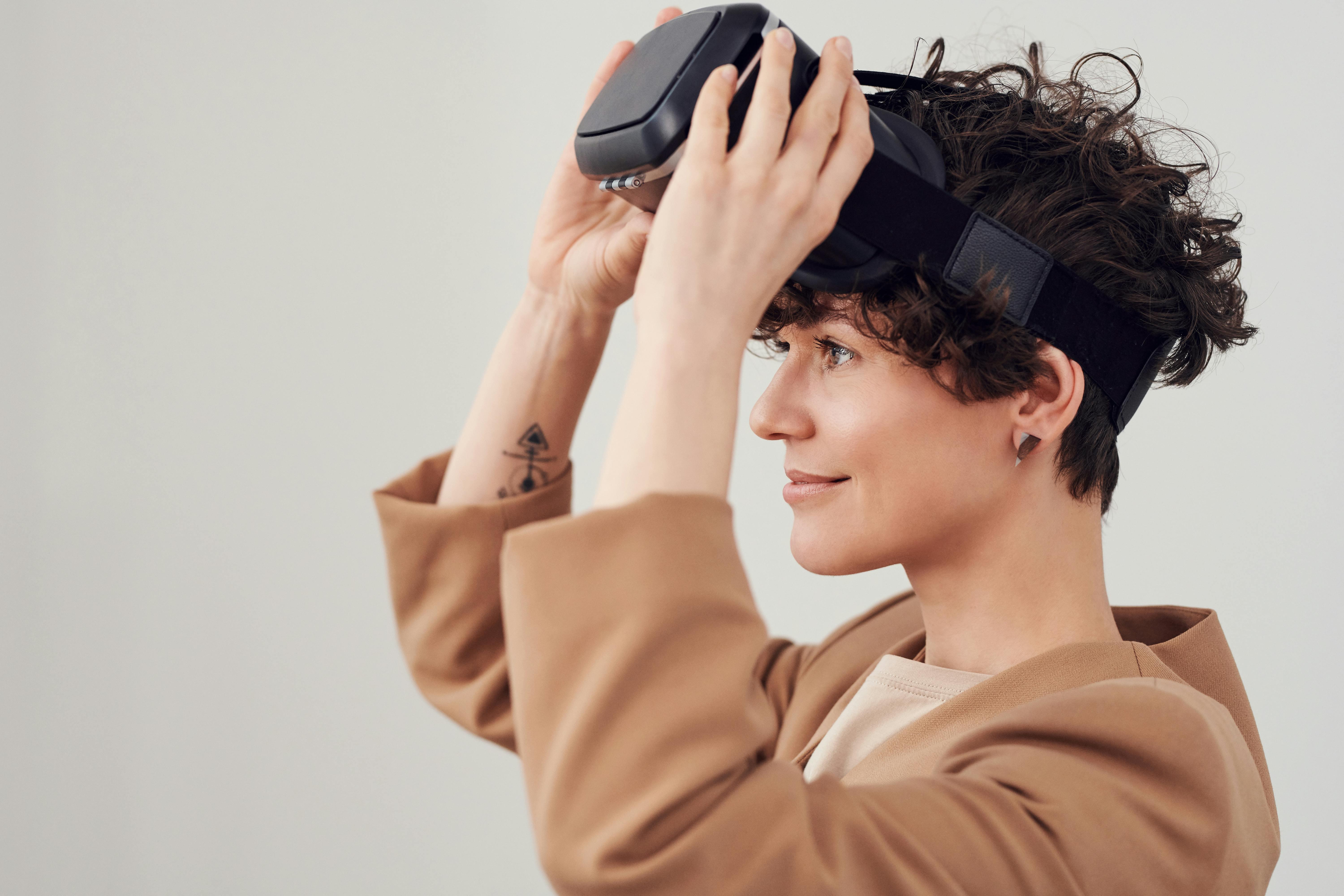 what is smart technology and wearable technology example like VR headset
