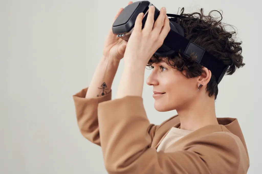 what is smart technology and wearable technology example like VR headset