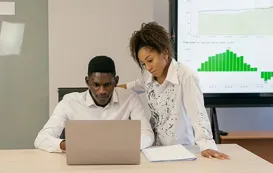 Zwei personen nutzen whiteboard apps am computer