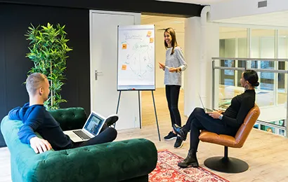 Praesentation mit whiteboard tafel im buero