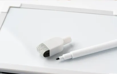 ホワイトボード用水性ペンとイレーサーとホワイトボード