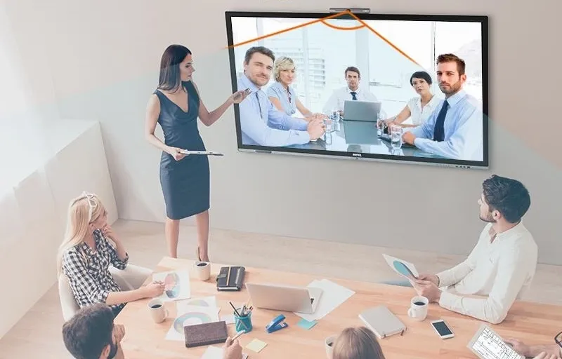 広角レンズカメラで自然な映像と直線が保たれた会議室の様子