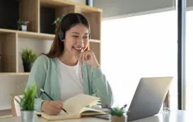 ワイヤレスヘッドセットマイクをつけている女