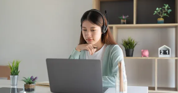 ワイヤレスヘッドセットマイクをつけている女