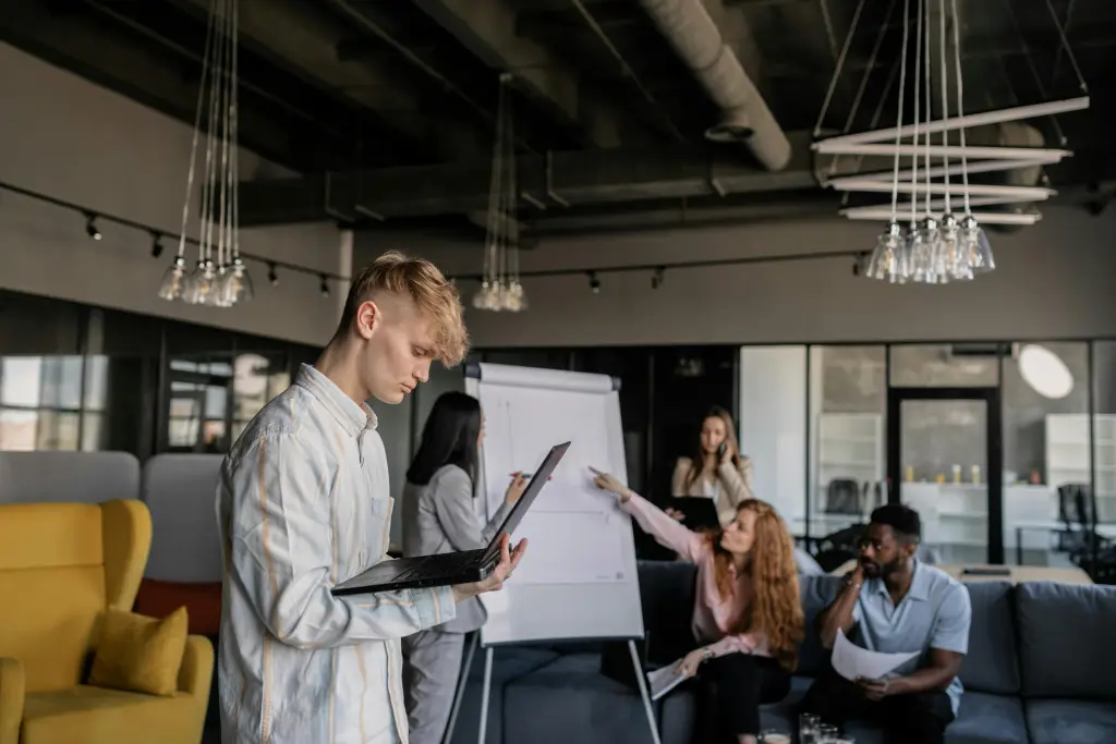 Workshop mit digitaler flipchart und modernem display touch