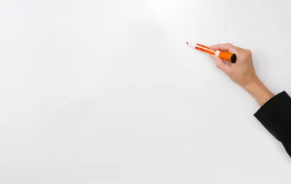 ペンを使って静電気で貼れるホワイトボード に何かを書いている