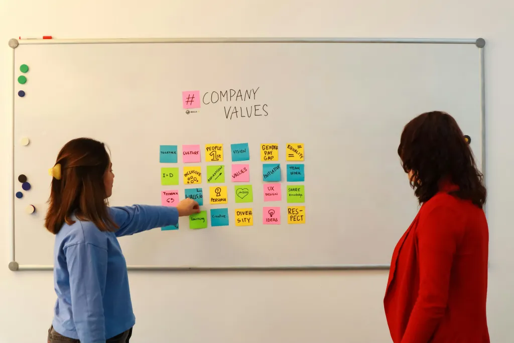 Zwei damen diskutieren ueber touchboards