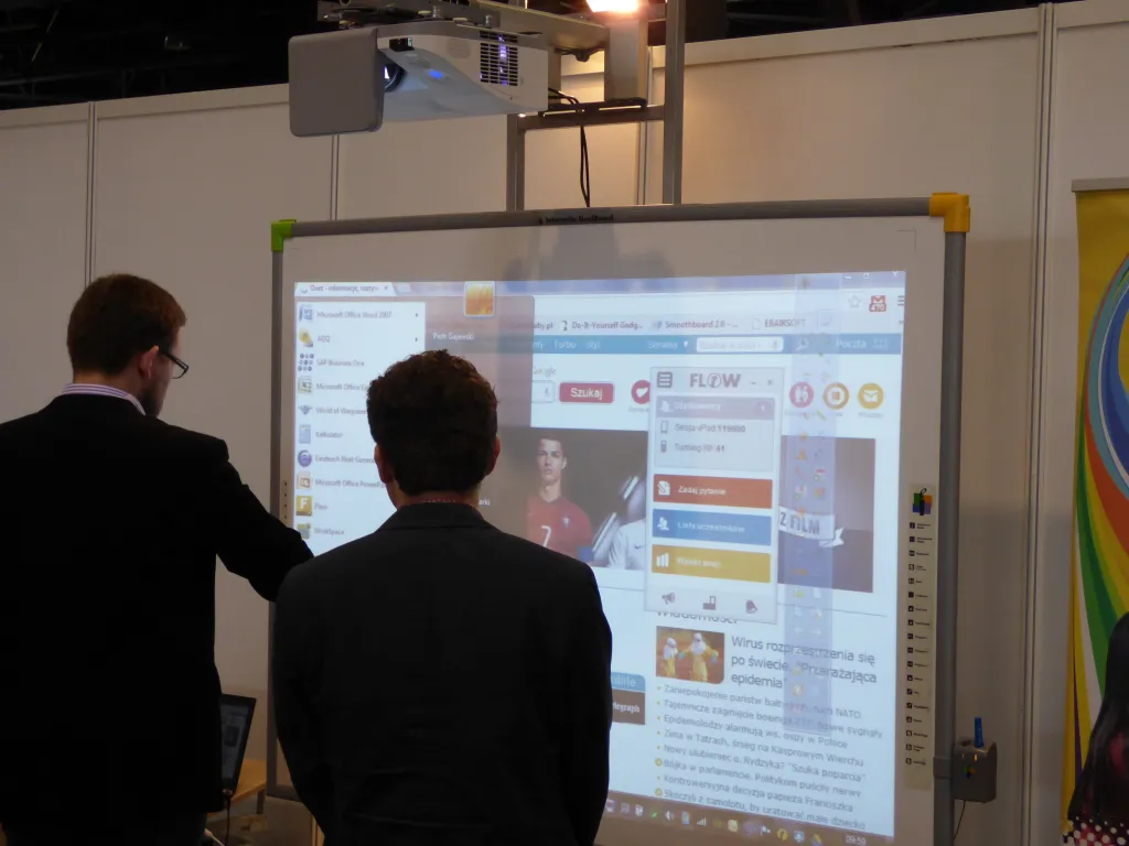 Zwei maenner standen vor dem smarten whiteboard