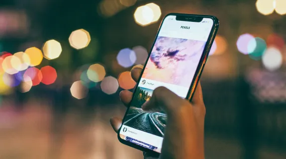 a-three-way-call-on-iphone-banner