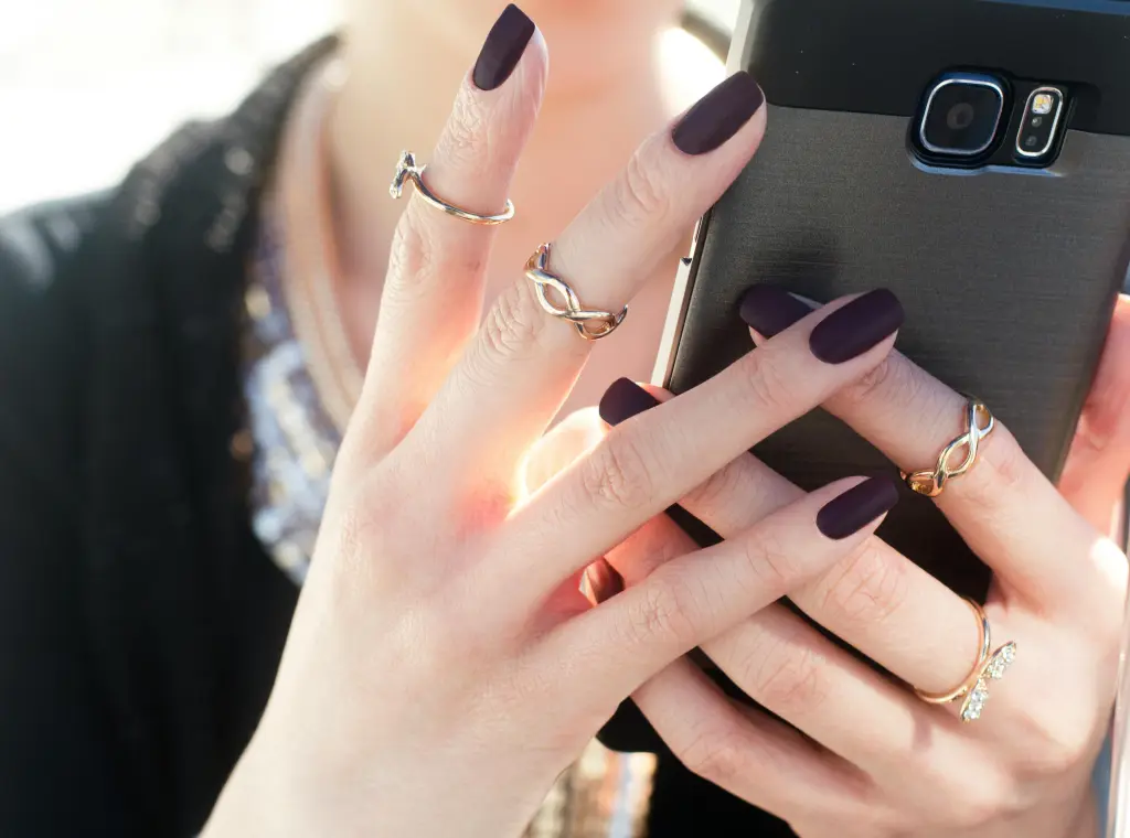 nails-black.jpg