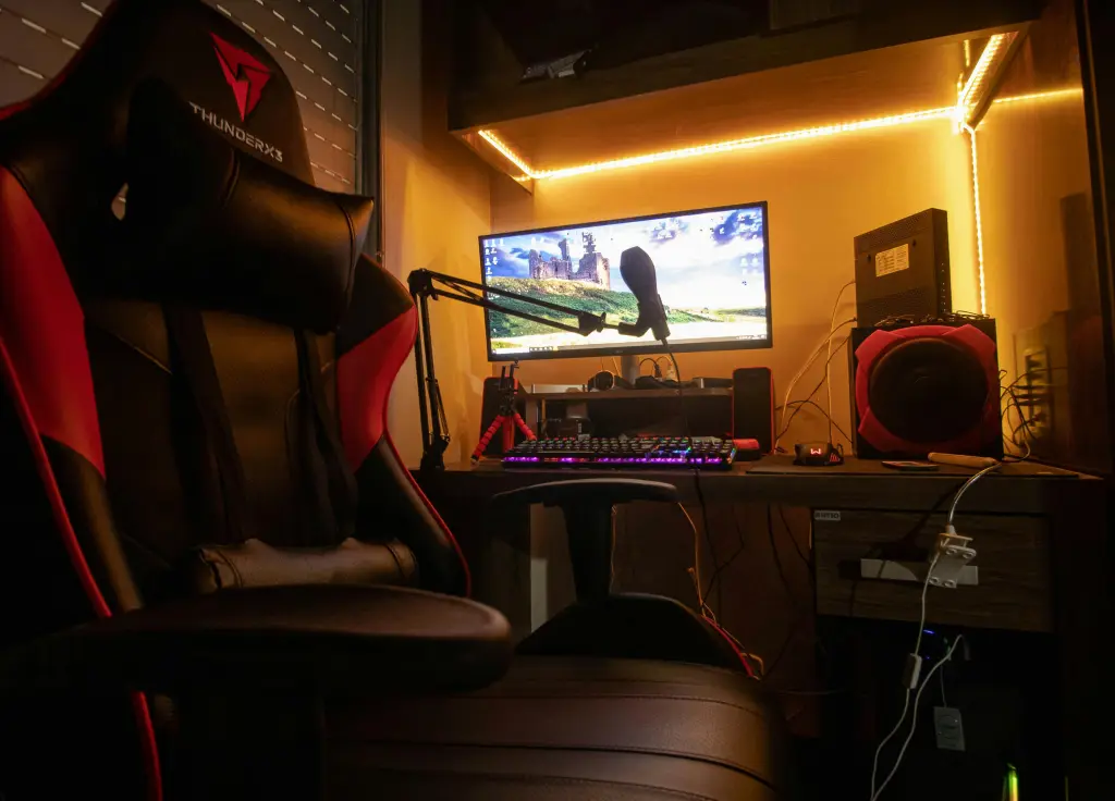 gaming setup podcast mit kamera streaming und mikrofon im modernen studio