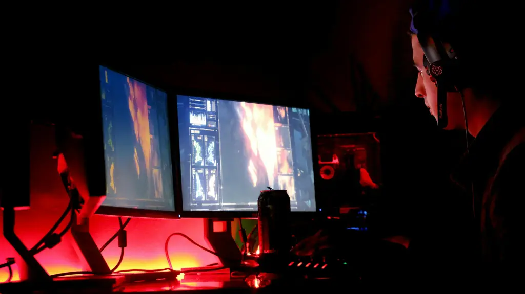 gaming setup podcast mit kamera streaming und mikrofon im modernen studio
