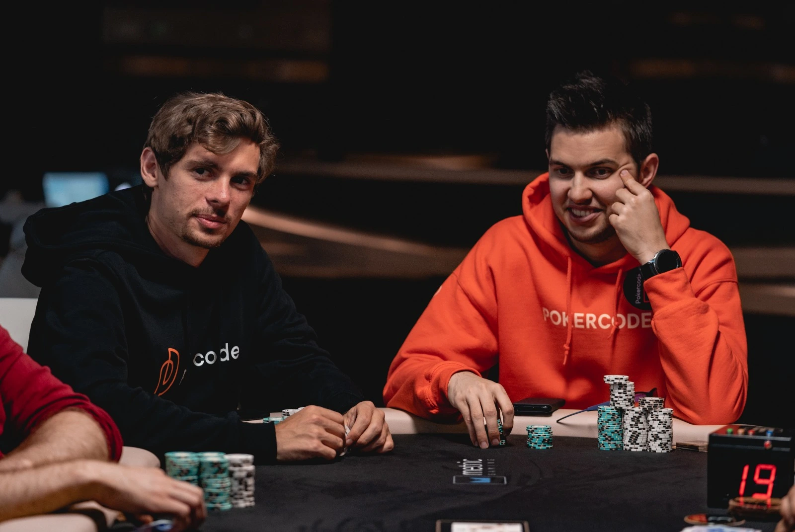 Solo poker streamer switching camera angles on a tablet while playing