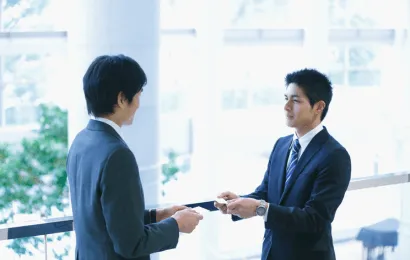 名刺を交換しているビジネスパーソン